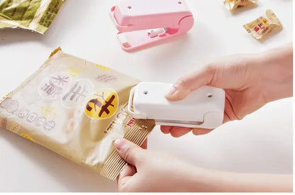 1pc Mini Handheld Snack Sealer,Compact ABS Plastic Bag Sealer for Freshness, Easy-to-Use Kitchen Gadge,Portable Sealer Packaging